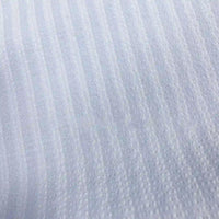 Gros plan sur le Seersucker à larges rayures au mètre de Longan Craft France, un tissu seersucker en polyester arc-en-ciel de style vintage, à la surface texturée et aux reflets subtils, idéal pour les chemises ou la décoration intérieure.