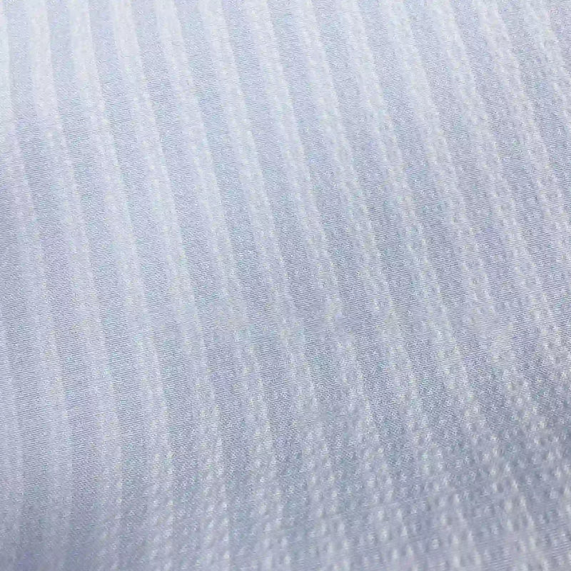 Gros plan sur le Seersucker à larges rayures au mètre de Longan Craft France, un tissu seersucker en polyester arc-en-ciel de style vintage, à la surface texturée et aux reflets subtils, idéal pour les chemises ou la décoration intérieure.