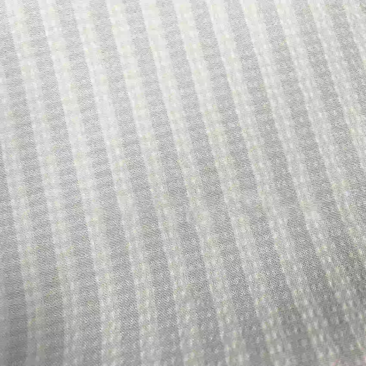 Gros plan sur le Seersucker à larges rayures au mètre de Longan Craft France, un polyester seersucker gris clair avec des rayures verticales légèrement translucides et un motif texturé subtil - tissu vintage idéal pour les chemises ou la décoration intérieure.