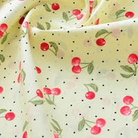 Découvrez le tissu popeline de coton imprimé au mètre de Longan Craft France : 100% coton 40S, motifs floraux jaunes et rouges, idéal pour DIY, quilting, nappes, robes et chemises.