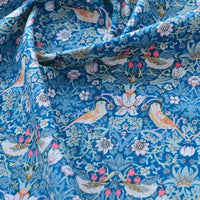 Découvrez le tissu popeline de coton imprimé au mètre-un 100 % coton, motif floral et oiseaux pastel parfait pour DIY, quilting, nappes, robes ou chemises.