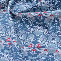 Gros plan sur le Tissu popeline de coton imprimé au mètre de Longan Craft France, une popeline 100% coton unie 40S avec des motifs floraux, des oiseaux et des baies rouges, légèrement froissée et drapée - idéale pour le bricolage, le quilting, les langes, les peignoirs et les chemises.