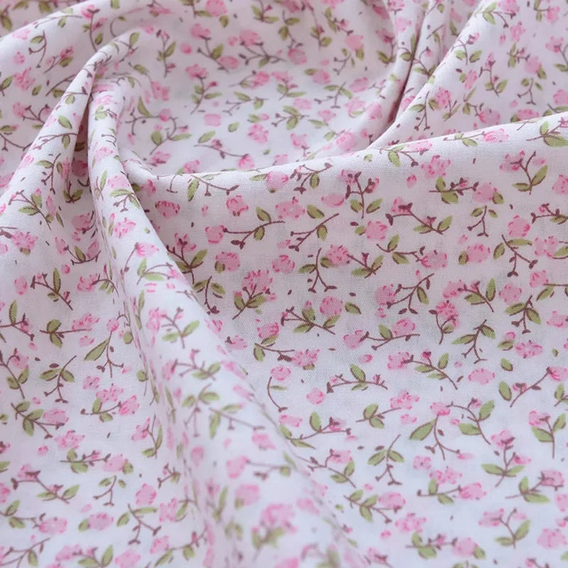 Gros plan sur le tissu popeline de coton imprimé au mètre 100% coton à motifs floraux, souple et doux, idéal pour DIY, quilting, nappes, robes et chemises de Longan Craft France.