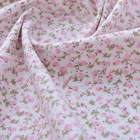 Gros plan sur le tissu popeline de coton imprimé au mètre 100% coton à motifs floraux, souple et doux, idéal pour DIY, quilting, nappes, robes et chemises de Longan Craft France.