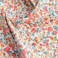 Gros plan sur le Tissu popeline de coton imprimé au mètre par Longan Craft France, 100% coton avec des motifs floraux colorés - idéal pour le bricolage, le quilting, les nappes, les robes et les chemises.
