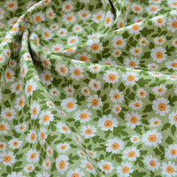 Le tissu popeline de coton imprimé au mètre de Longan Craft France, 100% coton 40S, présente un motif floral élégant idéal pour DIY, quilting, nappes, robes et chemises.