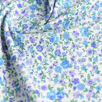 Découvrez le tissu popeline de coton imprimé Longan Craft France : 100% coton, fond blanc avec motifs floraux bleu, violet et vert, idéal pour DIY, quilting, nappes, robes ou chemises. Doux tombé avec de jolis plis naturels.