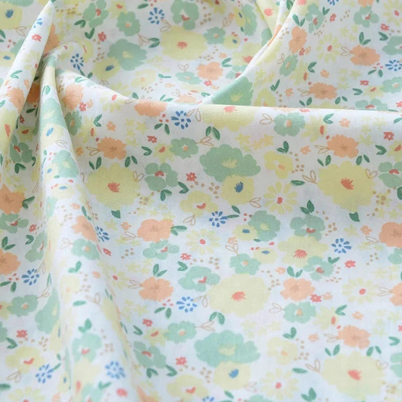 Gros plan sur le Tissu popeline de coton imprimé au mètre Longan Craft France, 100% coton à motifs floraux pastel-légèrement froissé pour révéler sa douceur, idéal pour DIY, quilting, nappes, robes ou chemises délicates.