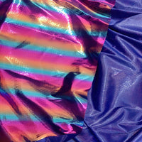 Gros plan sur le "Tissu lamé arc-en-ciel au mètre" de Longan Craft France, un tissu polyester irisé à rayures dégradées, idéal pour costumes de scène, accompagné d'un tissu uni violet profond à texture légèrement froissée.