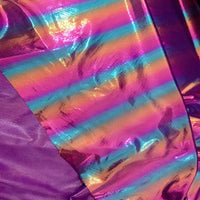 Tissu lamé arc-en-ciel au mètre de Longan Craft France : polyester irisé à rayures dégradées roses, bleues, orange et violettes, finition laser brillante-parfait pour costumes de scène ou vêtements d'événements spéciaux.