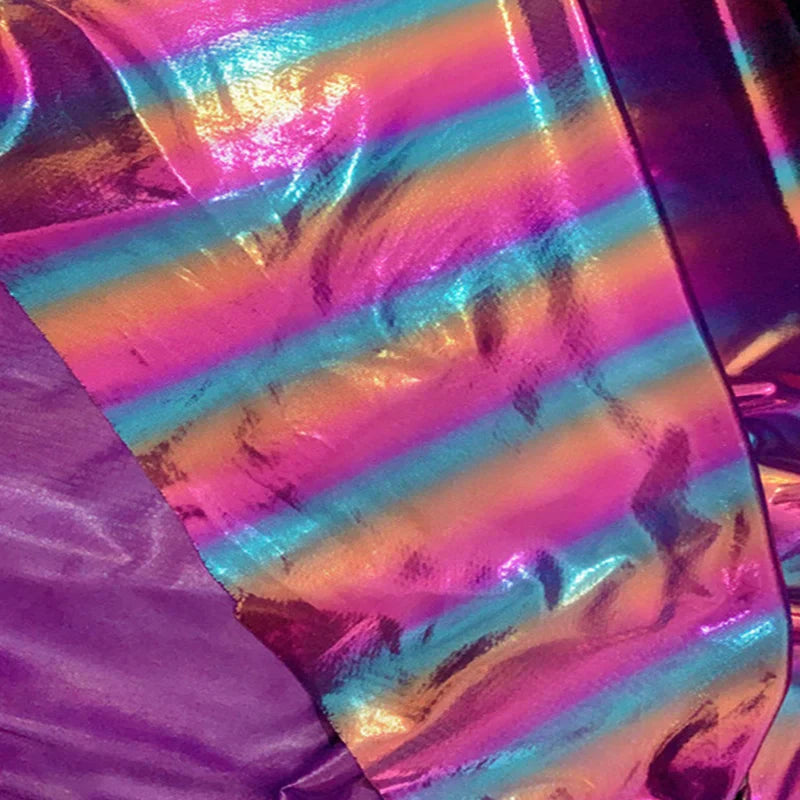 Tissu lamé arc-en-ciel au mètre de Longan Craft France : polyester irisé à rayures dégradées roses, bleues, orange et violettes, finition laser brillante-parfait pour costumes de scène ou vêtements d'événements spéciaux.