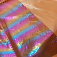 Découvrez le tissu lamé arc-en-ciel au mètre de Longan Craft France : polyester irisé à rayures dégradées roses, violettes, bleues et dorées, parfait pour vêtements d'événements spéciaux ou costumes de scène.