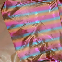 Le tissu lamé arc-en-ciel au mètre de Longan Craft France, en polyester irisé à rayures dégradées, est parfait pour costumes de scène ou vêtements d'événements spéciaux grâce à son éclat laser multicolore et ses reflets qui attirent l'œil.