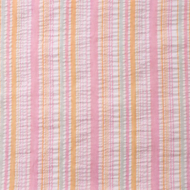 Le Longan Craft France tissu seersucker rayé arc-en-ciel au mètre est un tissu polyester à rayures verticales colorées en rose, jaune, blanc et gris clair, avec différentes largeurs et une texture légèrement gaufrée. Idéal pour robes.