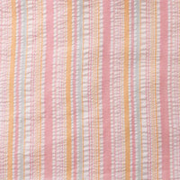 Tissu seersucker rayé arc-en-ciel au mètre de Longan Craft France, en polyester à rayures colorées rose, orange et blanc, avec texture gaufrée-parfait pour des créations légères comme une robe tendance.
