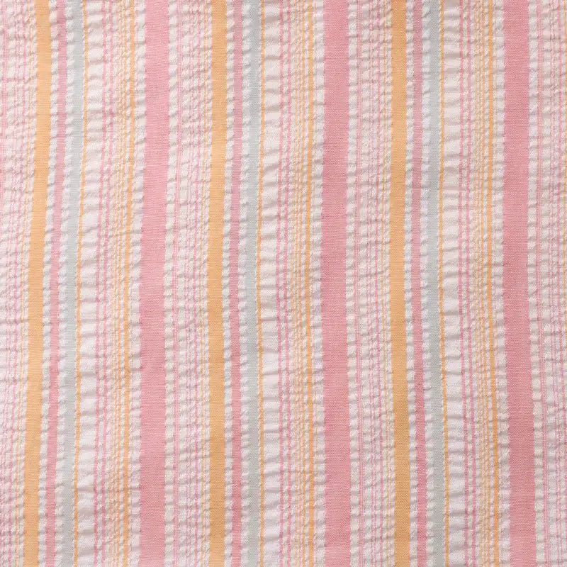 Tissu seersucker rayé arc-en-ciel au mètre de Longan Craft France, en polyester à rayures colorées rose, orange et blanc, avec texture gaufrée-parfait pour des créations légères comme une robe tendance.