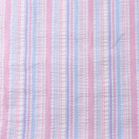 Un gros plan du tissu seersucker rayé arc-en-ciel au mètre de Longan Craft France montre un tissu polyester rayé coloré avec une surface texturée et légèrement froissée, idéal pour les robes et autres projets créatifs.