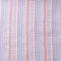 Un gros plan du tissu seersucker rayé arc-en-ciel au mètre de Longan Craft France montre ses rayures verticales colorées en rose, bleu, blanc, avec de fines lignes rouges et une texture polyester légèrement froissée, idéale pour les robes.