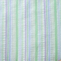 Découvrez le Tissu seersucker rayé arc-en-ciel au mètre de Longan Craft France : un tissu en polyester avec des rayures verticales pastel vertes, bleues et lavandes, accentuées par des carreaux blancs. D'une texture douce et tissée, il est parfait pour les robes.