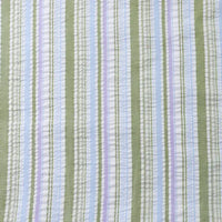 Découvrez le Tissu seersucker rayé arc-en-ciel de Longan Craft France : un tissu polyester doux et légèrement froissé avec des rayures vertes, blanches, bleu clair et violet clair régulièrement espacées, idéal pour les robes légères et les créations.