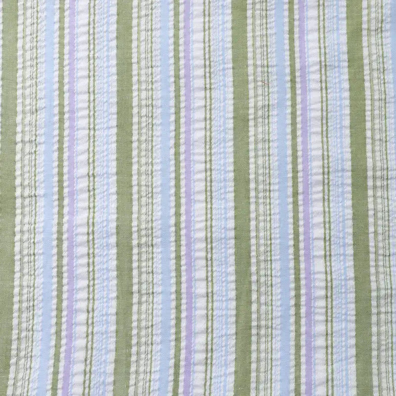 Découvrez le Tissu seersucker rayé arc-en-ciel de Longan Craft France : un tissu polyester doux et légèrement froissé avec des rayures vertes, blanches, bleu clair et violet clair régulièrement espacées, idéal pour les robes légères et les créations.