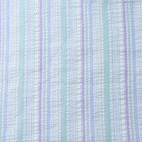 Un gros plan du tissu seersucker rayé arc-en-ciel au mètre de Longan Craft France montre des rayures verticales colorées dans des tons pastel sur fond blanc. Ce tissu en polyester est légèrement texturé, idéal pour les robes et les projets de couture créatifs.