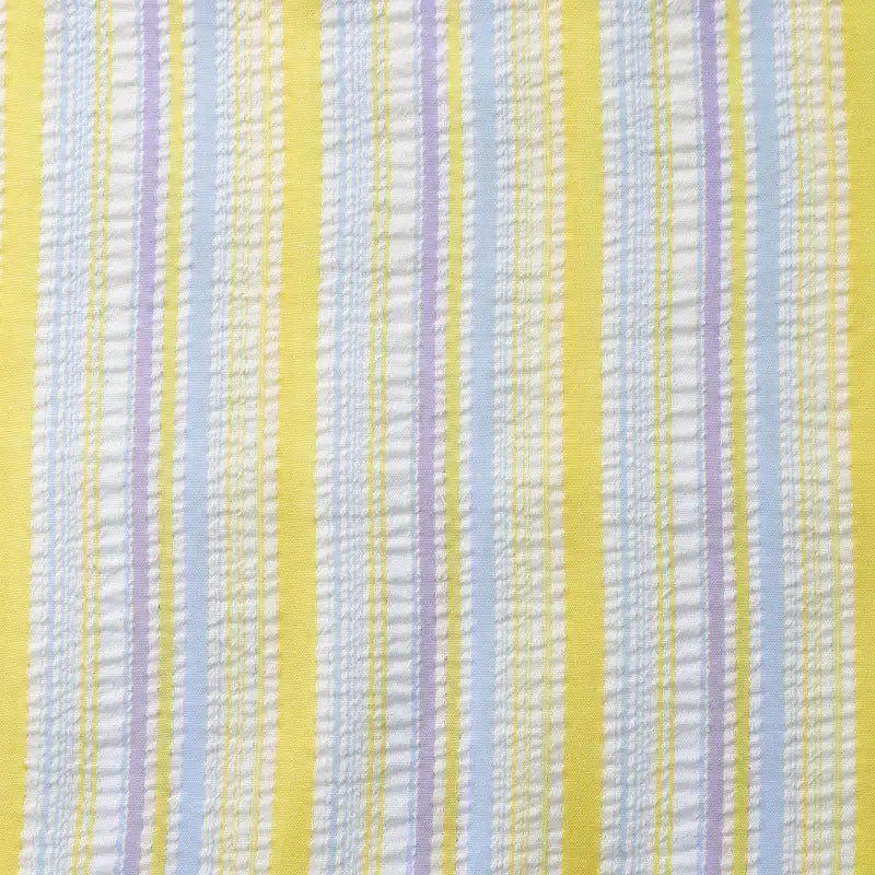 Gros plan sur le Tissu seersucker rayé arc-en-ciel au mètre de Longan Craft France, un tissu léger en polyester avec des rayures verticales colorées en jaune, bleu, blanc et violet clair qui varient en largeur et en texture. Idéal pour la confection de robes.