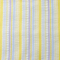 Gros plan sur le Tissu seersucker rayé arc-en-ciel au mètre de Longan Craft France, un tissu léger en polyester avec des rayures verticales colorées en jaune, bleu, blanc et violet clair qui varient en largeur et en texture. Idéal pour la confection de robes.
