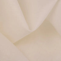Gros plan sur le tissu voile en rayonne au mètre de Longan Craft France en beige clair ou blanc cassé, mettant en valeur sa texture douce et légèrement transparente, idéale pour la couture, les doublures de vêtements, les nappes et les rideaux.