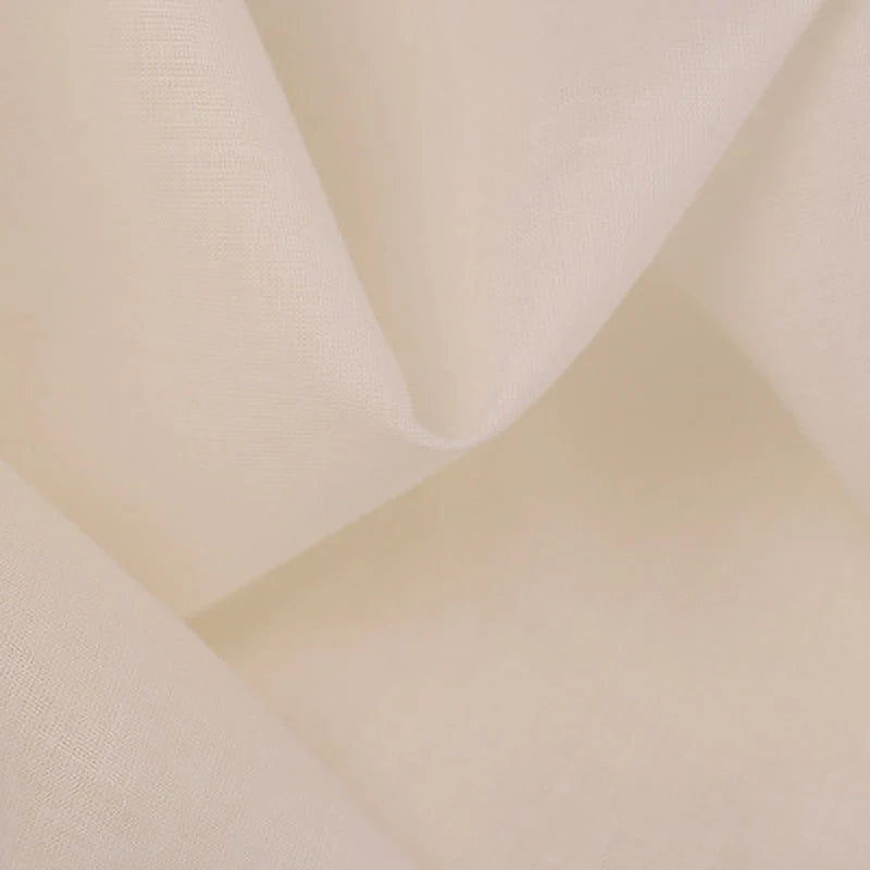 Gros plan sur le tissu voile en rayonne au mètre de Longan Craft France en beige clair ou blanc cassé, mettant en valeur sa texture douce et légèrement transparente, idéale pour la couture, les doublures de vêtements, les nappes et les rideaux.