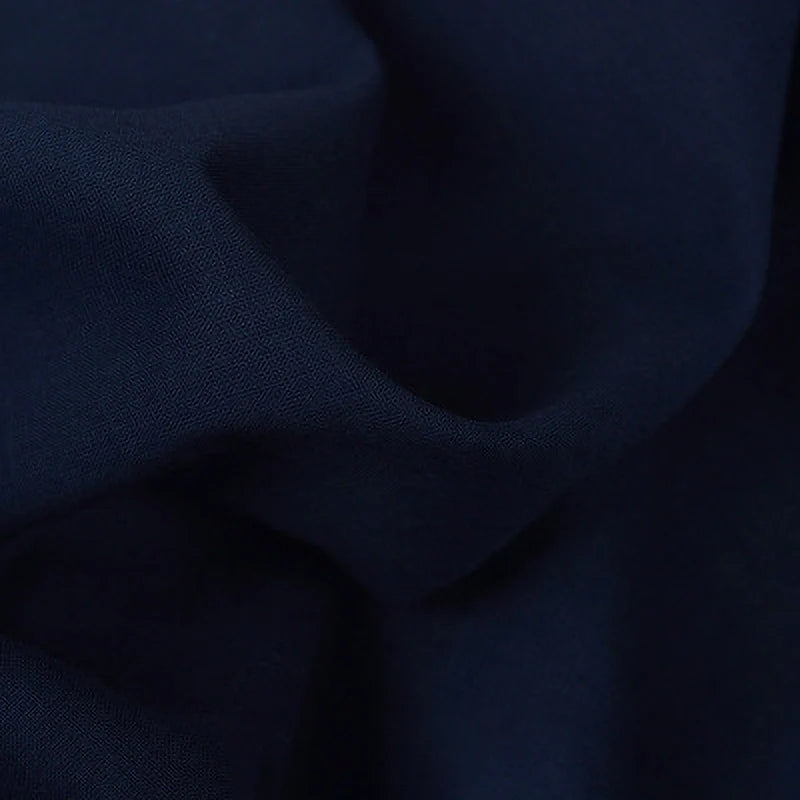 Gros plan sur le Tissu voile en rayonne au mètre de Longan Craft France : un tissu bleu marine foncé, léger et lisse avec des plis doux - idéal pour les doublures, la couture, les nappes et les rideaux.