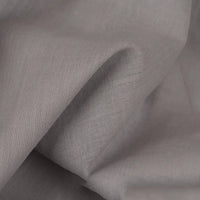 Gros plan sur le tissu voile en rayonne au mètre de Longan Craft France, un tissu gris clair à la texture douce, au tissage visible et au drapé naturel, parfait pour les doublures, la couture, les nappes et les rideaux.