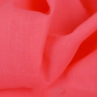 Gros plan sur le tissu voile rose corail en rayonne au mètre de Longan Craft France, montrant sa texture légère et unie et ses plis doux - idéal pour la couture, les doublures, les vêtements, les nappes et les rideaux.