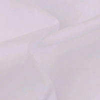 Un gros plan de Tissu voile en rayonne au mètre de Longan Craft France révèle un tissu blanc doux avec des plis lisses, parfait comme doublure légère pour la couture, les vêtements, les nappes ou les rideaux.