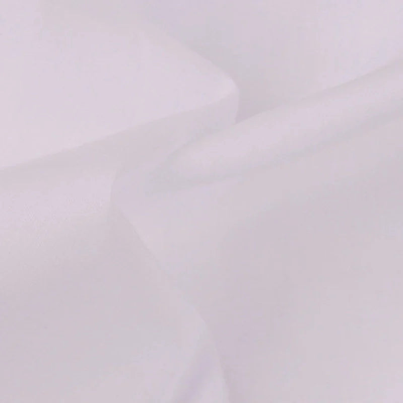 Un gros plan de Tissu voile en rayonne au mètre de Longan Craft France révèle un tissu blanc doux avec des plis lisses, parfait comme doublure légère pour la couture, les vêtements, les nappes ou les rideaux.