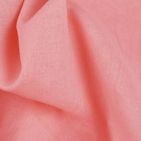 Un gros plan sur le Tissu voile en rayonne au mètre rose pâle de Longan Craft France montre son tissage doux et léger et ses plis délicats, parfaits pour les doublures, les vêtements, les nappes ou les rideaux.