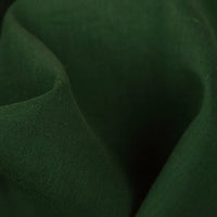 Gros plan sur le Tissu voile en rayonne au mètre de Longan Craft France, un tissu doux vert foncé, plié pour montrer sa texture légère - idéal pour la couture, la doublure, les vêtements, les nappes et les rideaux.