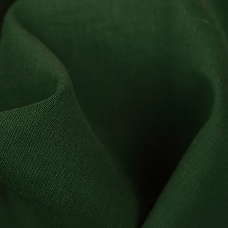 Gros plan sur le Tissu voile en rayonne au mètre de Longan Craft France, un tissu doux vert foncé, plié pour montrer sa texture légère - idéal pour la couture, la doublure, les vêtements, les nappes et les rideaux.