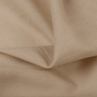 Gros plan sur le tissu voile en rayonne au mètre de Longan Craft France, un voile léger uni beige clair, doux et lisse, idéal pour coudre des vêtements, des doublures, des nappes ou des rideaux.
