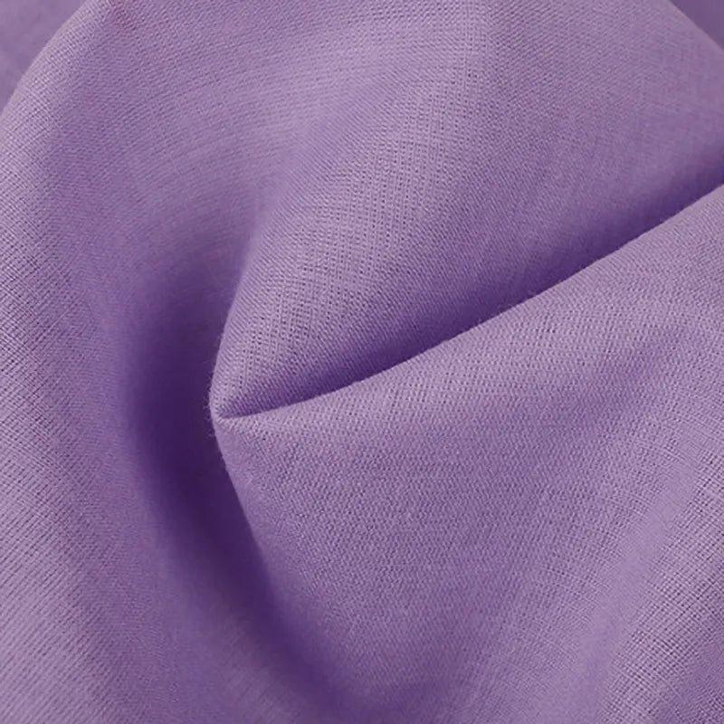 Gros plan sur le tissu voile en rayonne au mètre de Longan Craft France : un voile léger uni, légèrement texturé, de couleur violet clair, parfait pour les couture-doublures, les vêtements, les nappes et les rideaux. Le tissage fin et la finition lisse sont magnifiquement visibles.