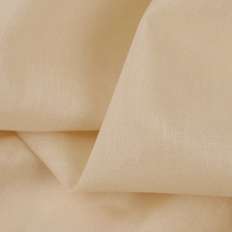 Un gros plan sur le Tissu voile en rayonne au mètre de Longan Craft France révèle sa texture douce et légère, avec des plis délicats et un tissage fin et régulier, idéal pour les vêtements, les doublures, les nappes ou les rideaux.