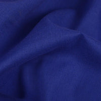 Gros plan sur le voile bleu royal en rayonne au mètre de Longan Craft France, montrant sa texture légère et ses plis souples, parfaits pour les vêtements, les doublures, les nappes et les rideaux.