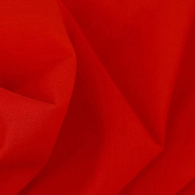 Gros plan sur le Tissu voile rouge en rayonne au mètre de Longan Craft France, montrant sa texture et son tissage légers et respirants - idéal pour coudre des vêtements, des doublures, des nappes ou des rideaux.