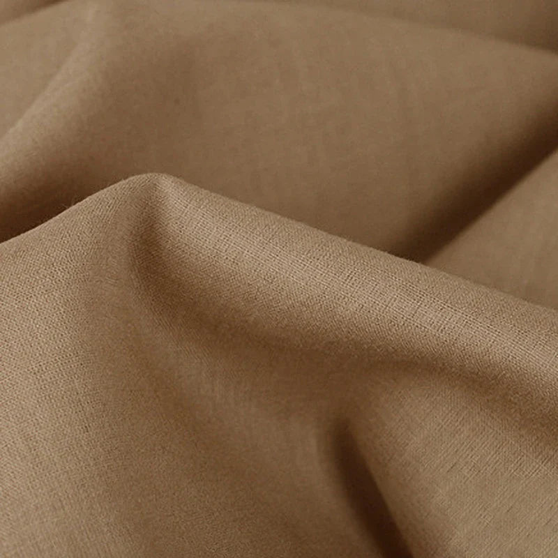 Gros plan sur le tissu voile en rayonne au mètre de Longan Craft France, montrant sa texture lisse, ses plis doux et son tissage fin - un voile léger uni idéal pour les doublures, les vêtements, les nappes et les rideaux.