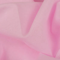 Gros plan sur le tissu voile en rayonne au mètre de Longan Craft France : un tissu rose clair, léger et légèrement transparent, aux plis souples, parfait pour les doublures, la couture, les nappes et les rideaux.