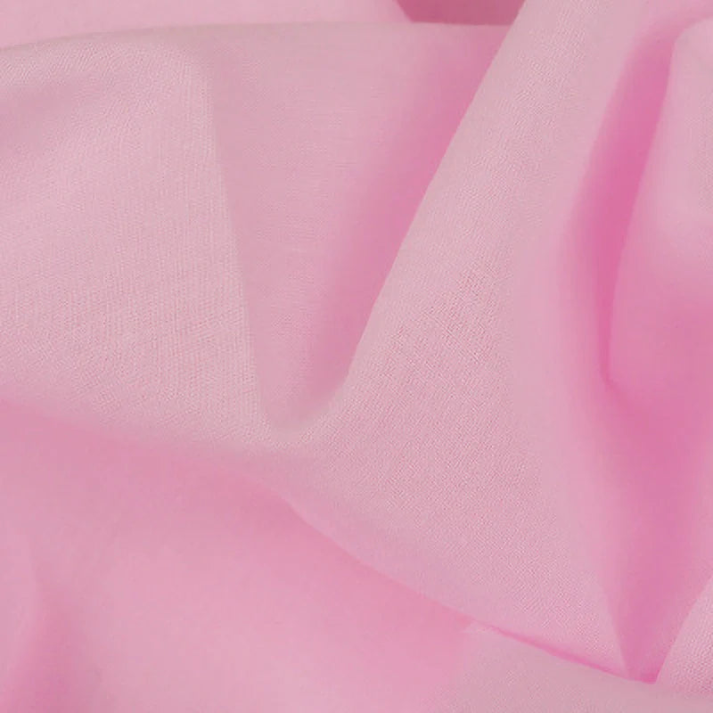 Gros plan sur le tissu voile en rayonne au mètre de Longan Craft France : un tissu rose clair, léger et légèrement transparent, aux plis souples, parfait pour les doublures, la couture, les nappes et les rideaux.
