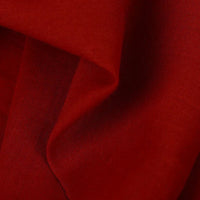 Gros plan sur le voile rouge Tissu en rayonne au mètre de Longan Craft France, montrant sa texture et son tissage léger et respirant, idéal pour les doublures, les vêtements, les nappes et les rideaux.