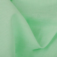 Gros plan sur le Tissu voile en rayonne au mètre de Longan Craft France : tissu vert clair, semi-transparent, à la texture douce et au tissage visible, légèrement drapé - idéal pour les vêtements, les doublures, les nappes ou les rideaux.