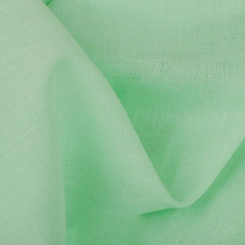 Gros plan sur le Tissu voile en rayonne au mètre de Longan Craft France : tissu vert clair, semi-transparent, à la texture douce et au tissage visible, légèrement drapé - idéal pour les vêtements, les doublures, les nappes ou les rideaux.