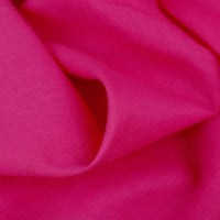 Un gros plan sur le Tissu voile en rayonne au mètre de Longan Craft France montre sa couleur rose vif, sa texture légère et sa respirabilité - idéal pour les doublures, les vêtements, les nappes ou les rideaux.